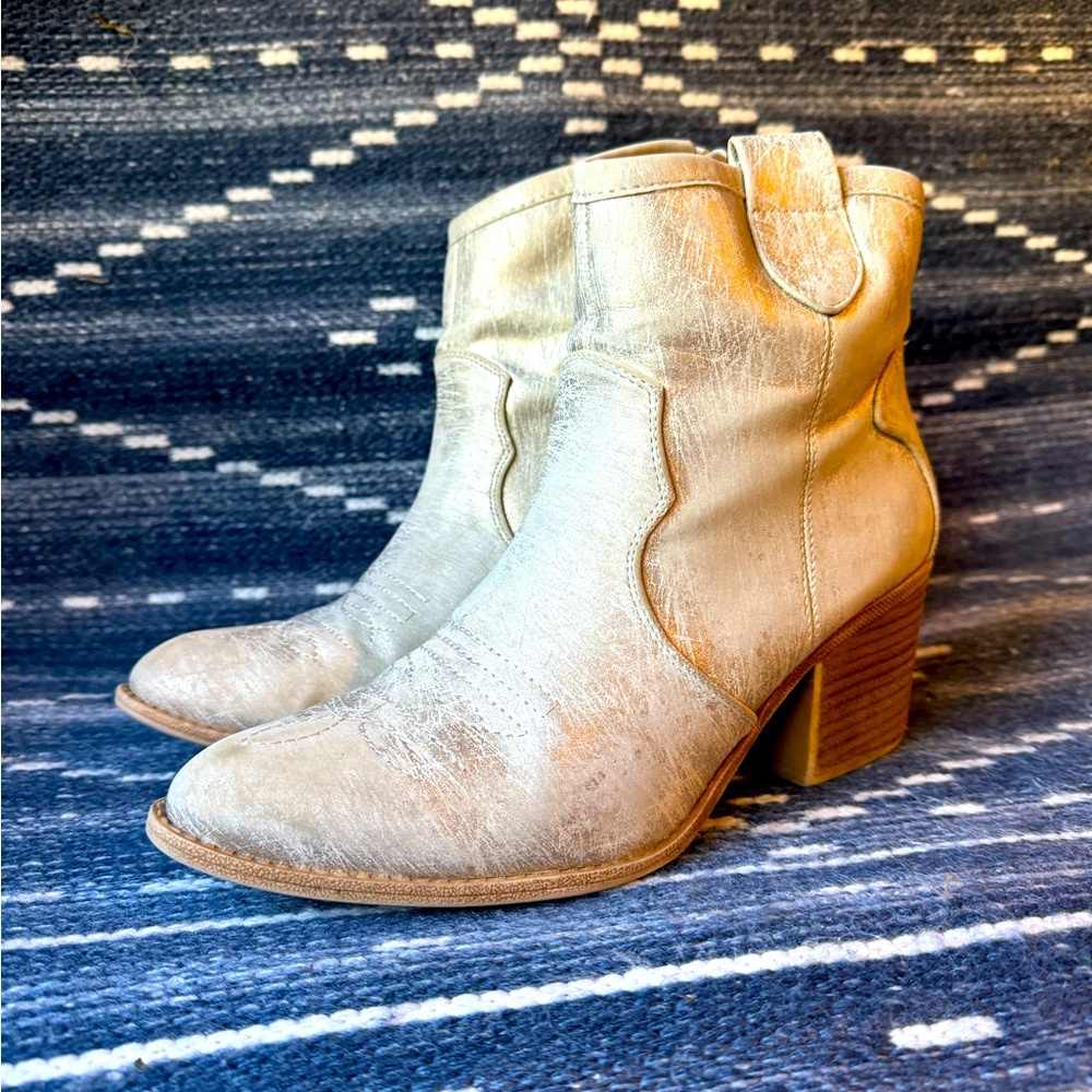 GOLD & White cowboy/cowgirl booties!  Worn for a few events.  Fun and cute!!